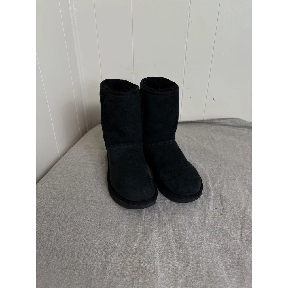 UGG Classic Short II Boots Womens 8 Black Sheepskin Suede 1016223